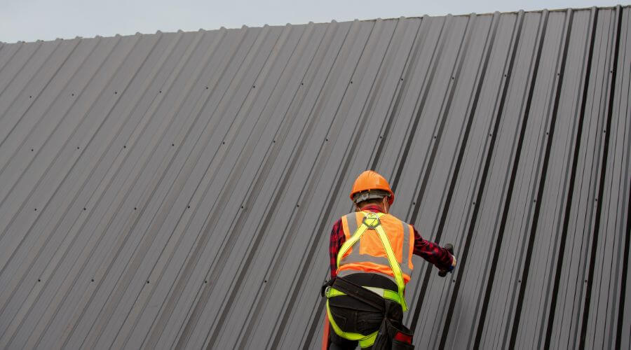 Professional gutter cleaning in California, MD